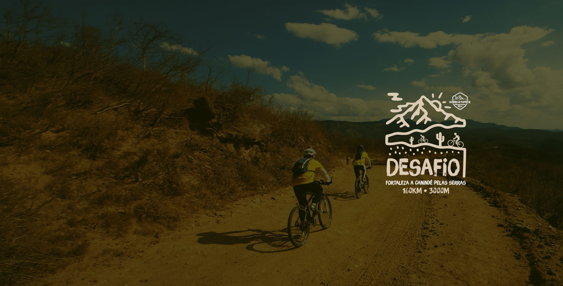 Grupo de ciclistas em estrada de terra nas serras do Ceará ao pôr do sol